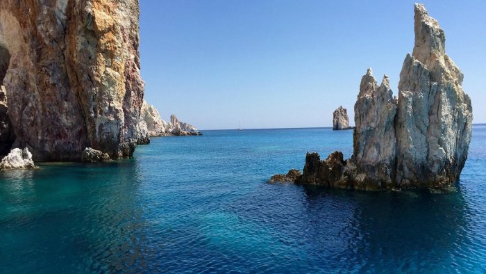 3 Islands Private Cruise: Milos – Polyaigos – Kimolos